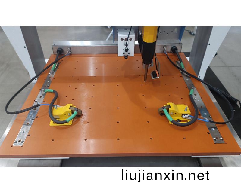 0505槕(zhuo)麵式(shi)栽(zai)釘(ding)機(ji)