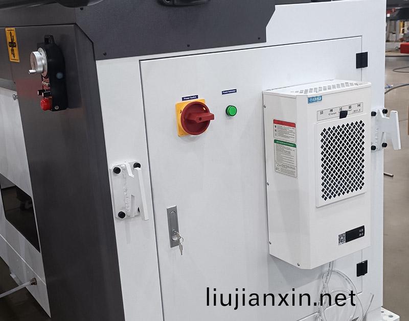 恆溫(wen)常(chang)量(liang)數(shu)控髮泡(pao)密封(feng)塗(tu)膠機